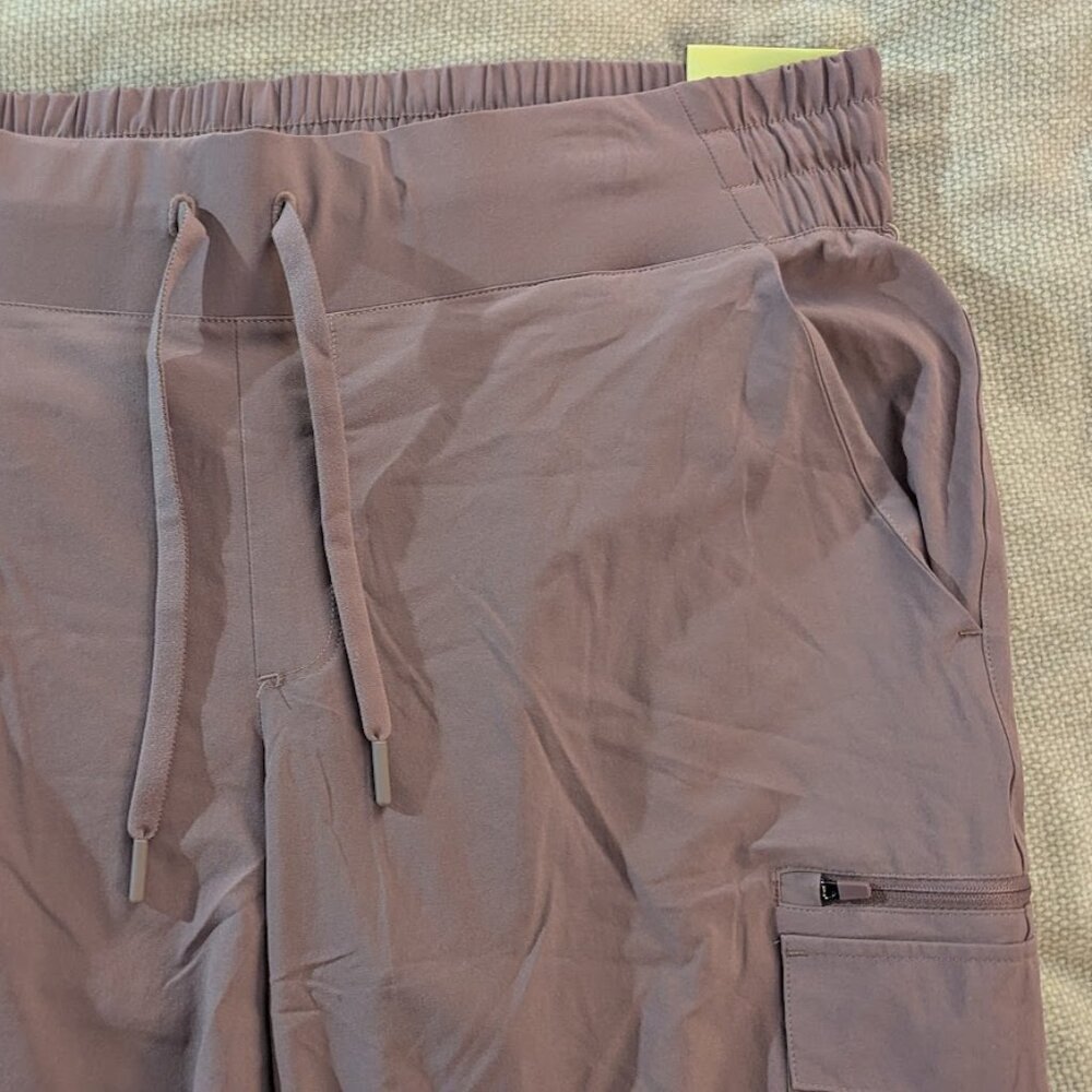 Target ALL IN MOTION XL Mid-Rise Cargo Pants - Picture 3 of 9